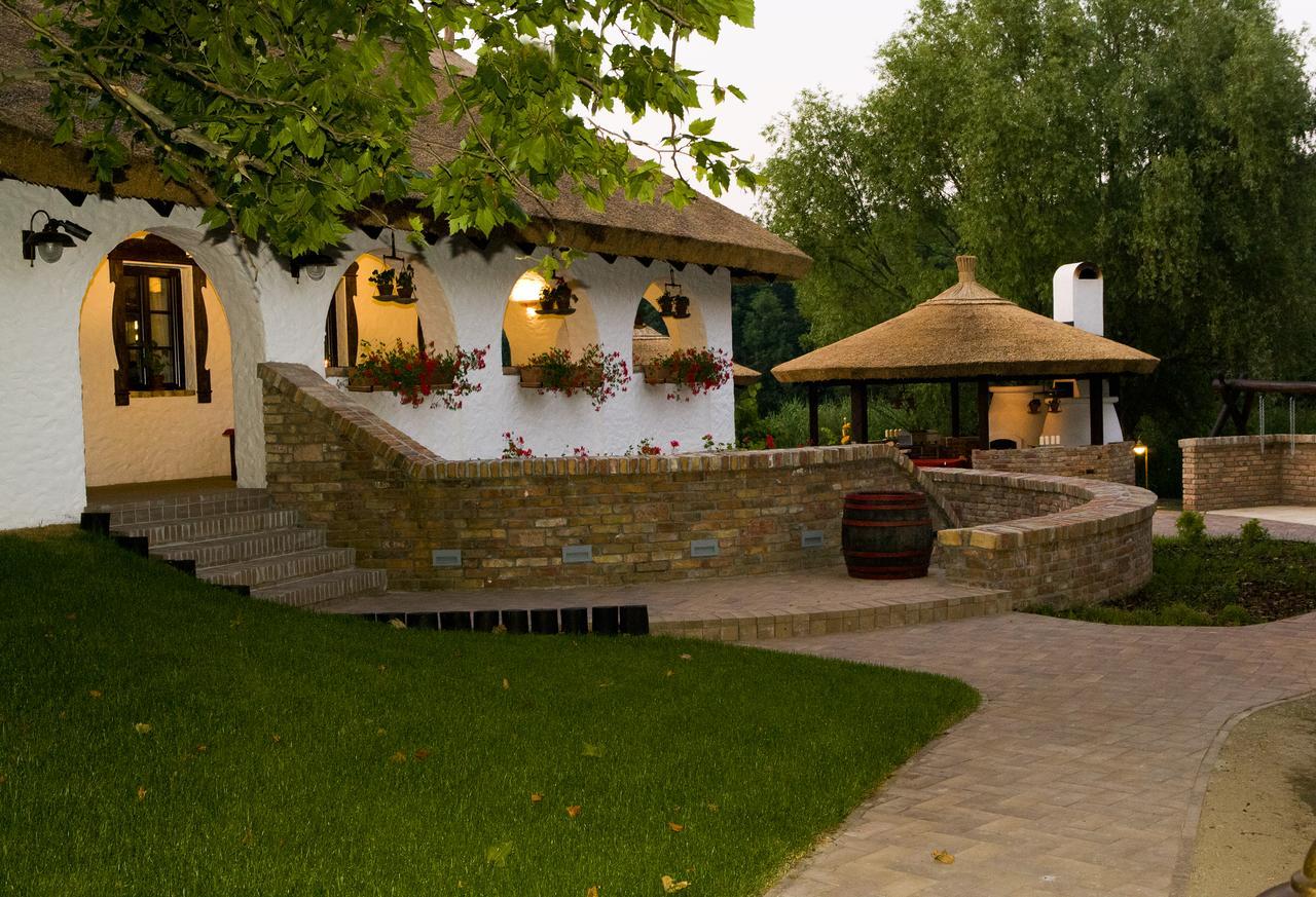 Sari Udvar Dunakiliti Exterior photo